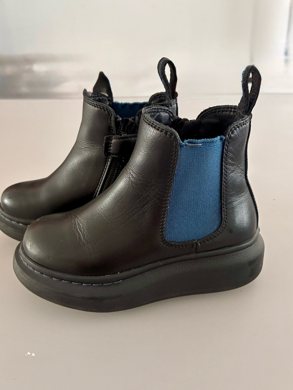 Alexander McQueen Kids Black Leather Chelsea Boots with Blue Side Panels